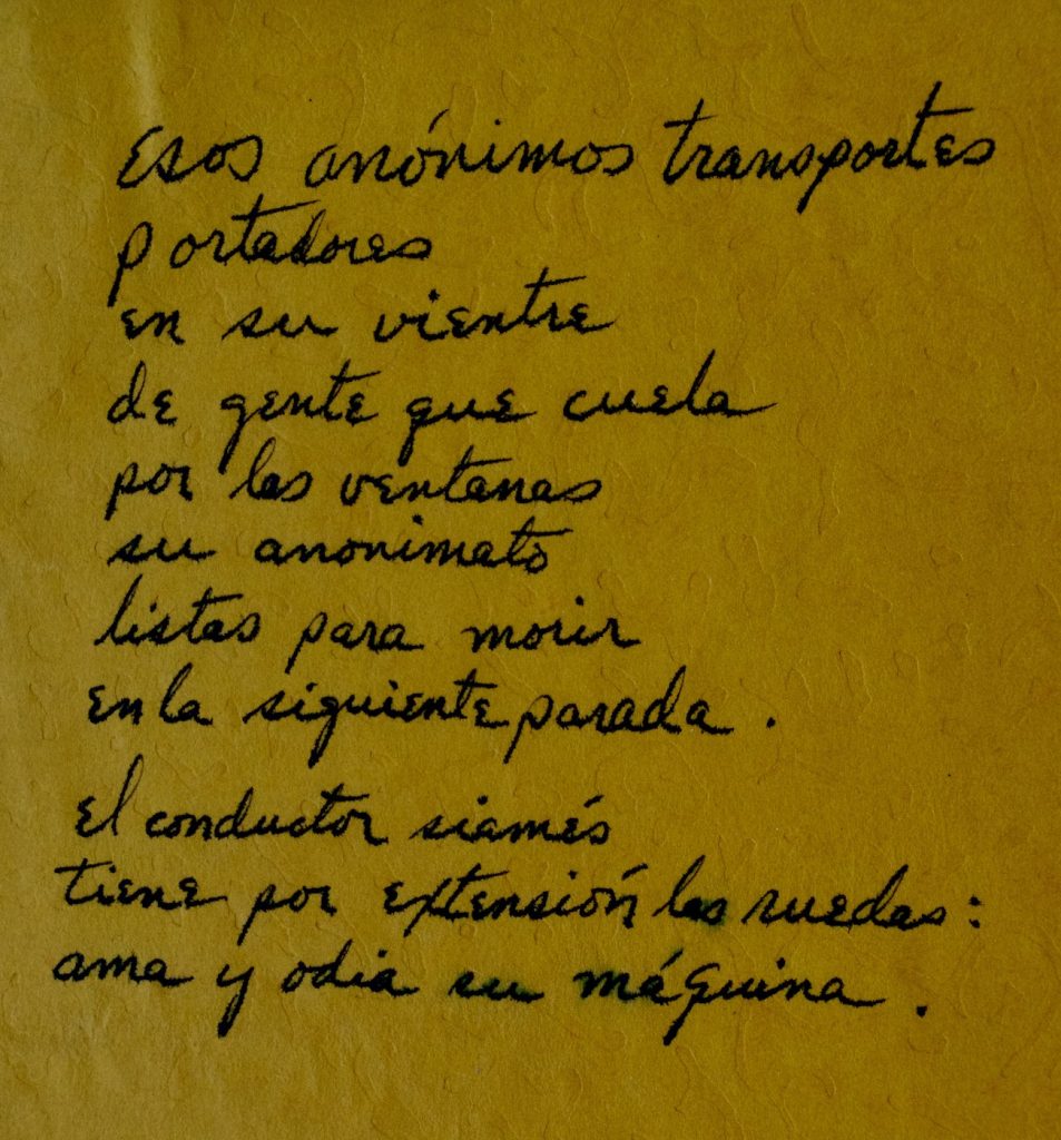 esos anónimos transportes
 portadores
 en su vientre
 de gente que cuela
 por las ventanas
 su anonimato
 listas para morir
 en la siguiente parada.
 
 el conductor siamés
 tiene por extensión las ruedas:
 ama y odia su máquina.